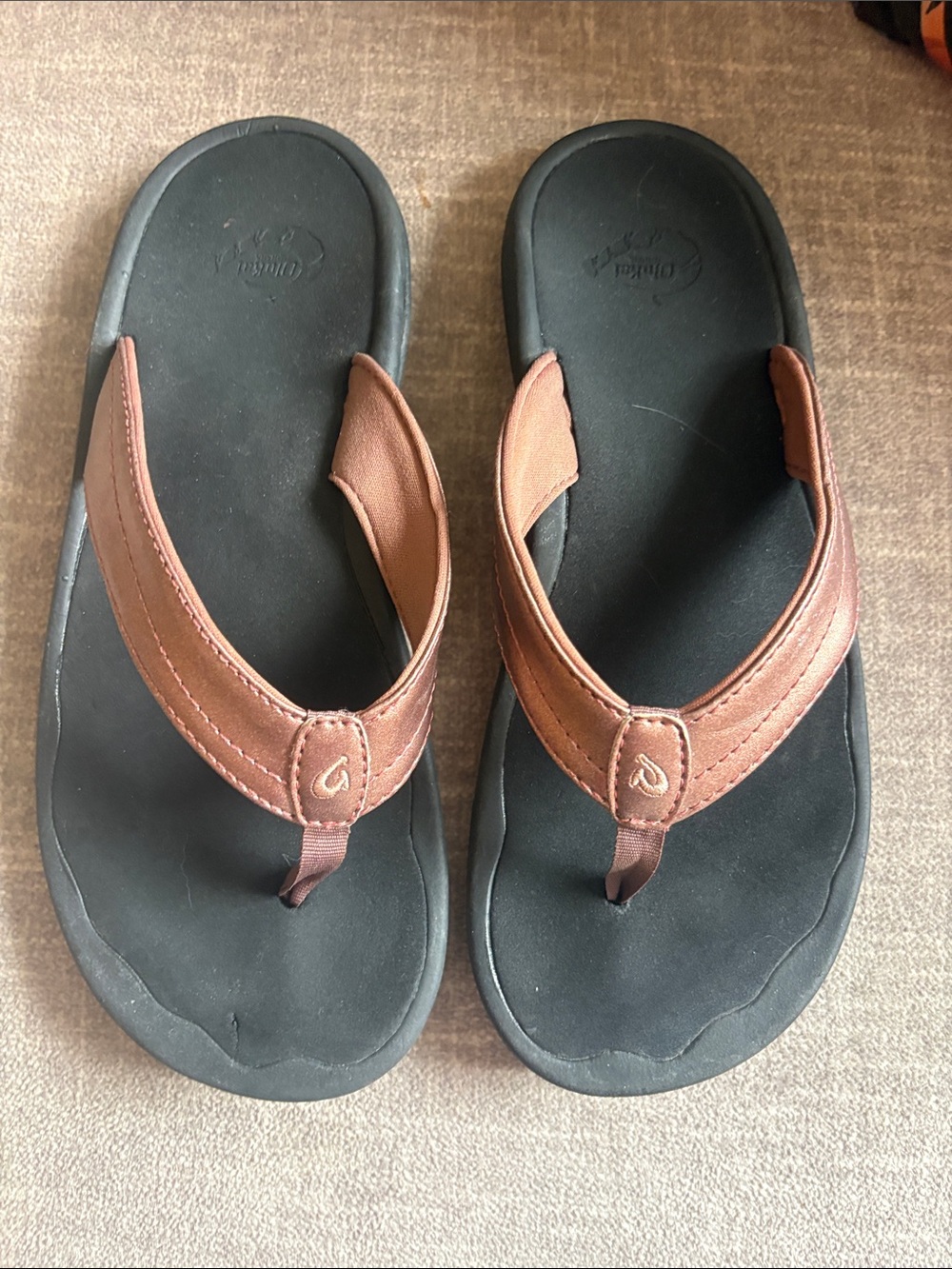 OluKai  ladies rose gold/ copper metallic Strap Flip-Flops with Black footbed 37